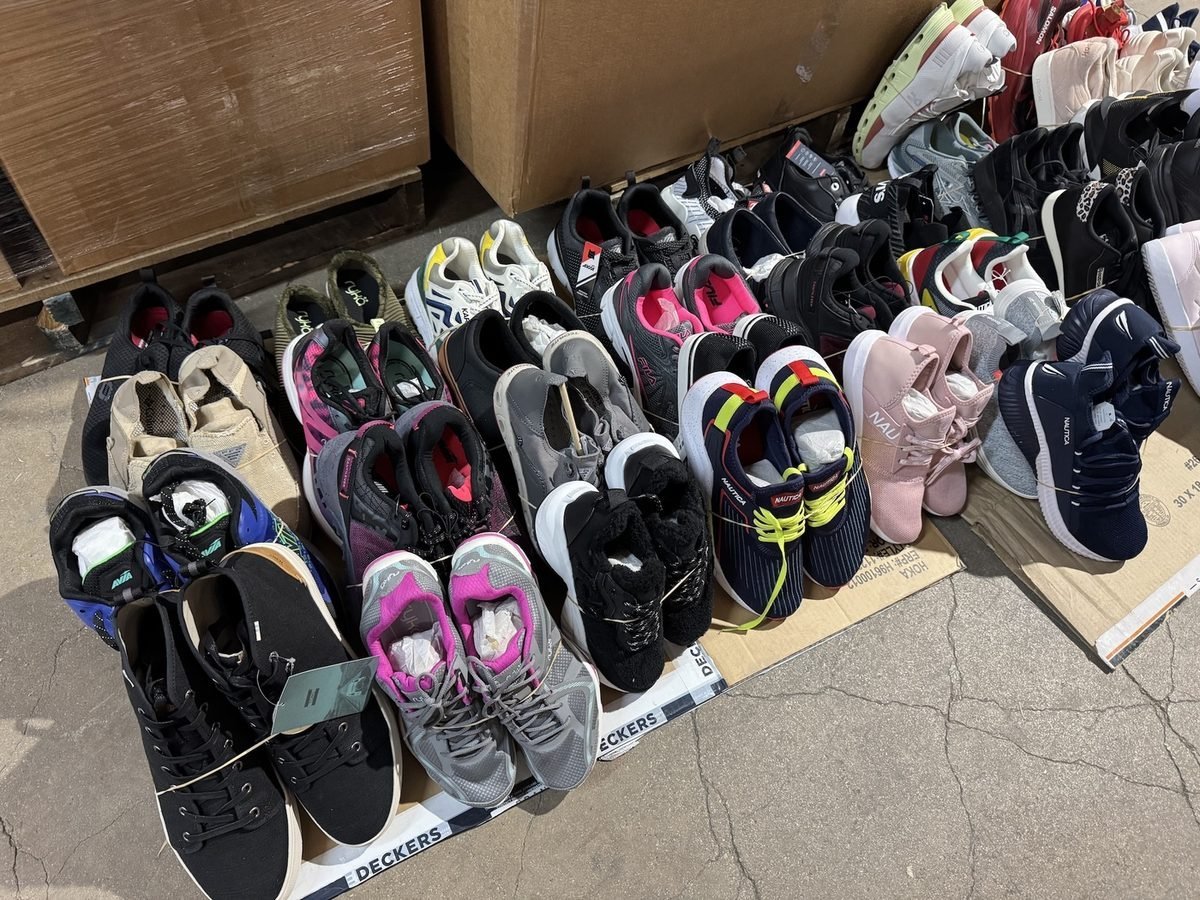 pal-shoe-1021-01.jpg ATHLETIC SHOES Standard Pallet - Image 1